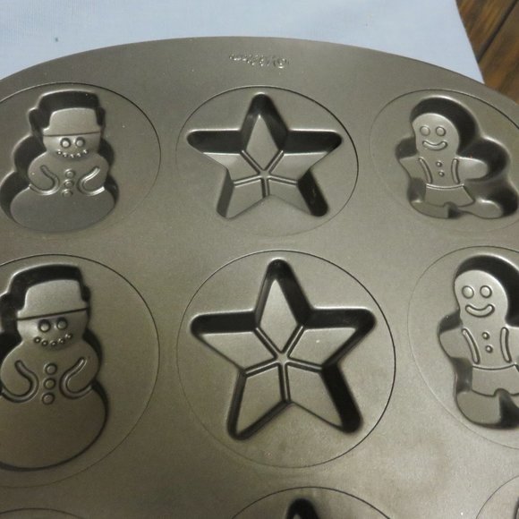 2 WILTON CHRISTMAS COOKIE SHAPERS OR MOLDS 12 CAVITIES EACH - Picture 4 of 5